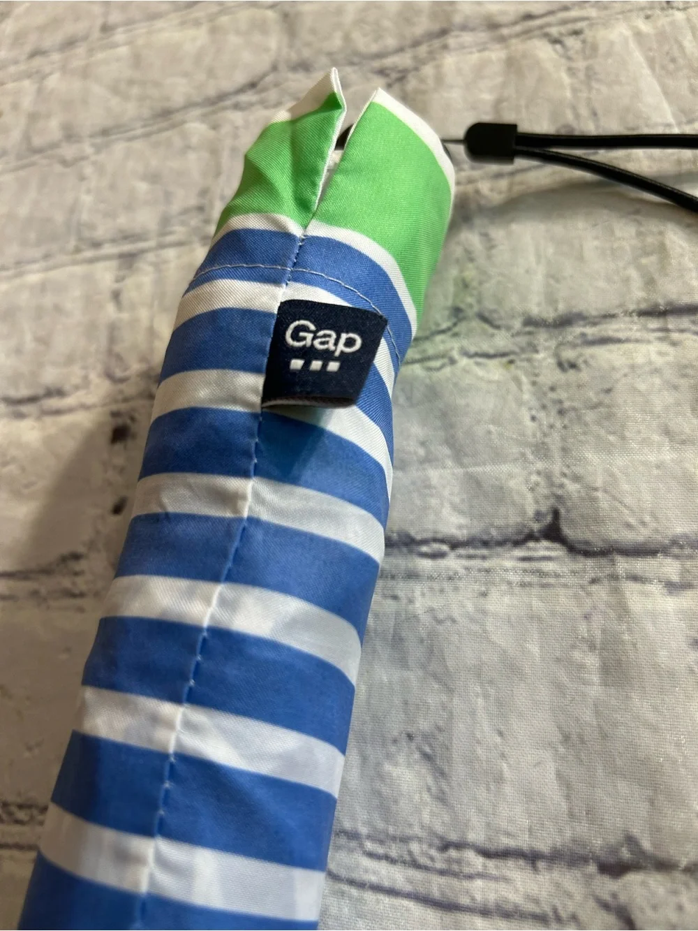 GAP COMPACT BLUE/GREEN/WHITE STRIPED FOLDING ATTACHED HANDLE WRIST UMBRELLA